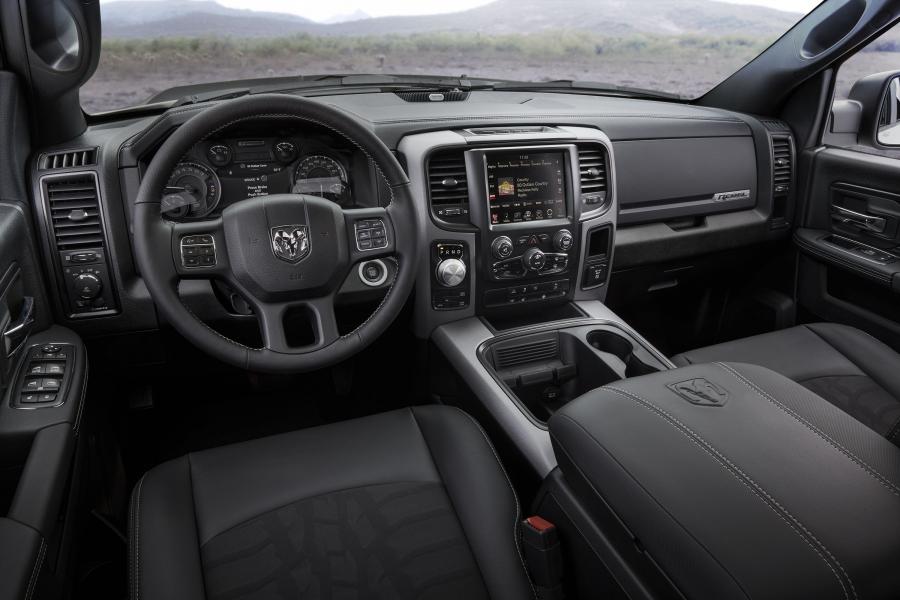 Интерьер Dodge Ram 1500 Rebel Mojave Sand 2016 года  (фото 3 из 6)